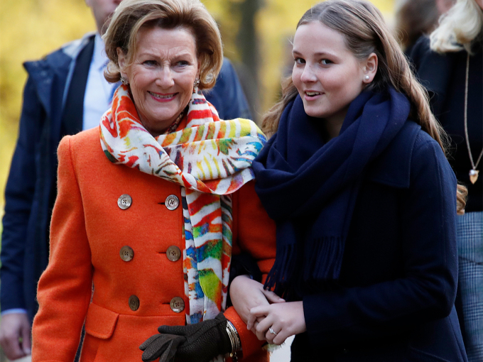 Både Prinsessen selv, Hennes Majestet Dronningen og Hennes Kongelige Høyhet Kronprinsessen var til stede ved avdukingen i Slottsparken i dag. Foto: Lise Åserud, NTB scanpix